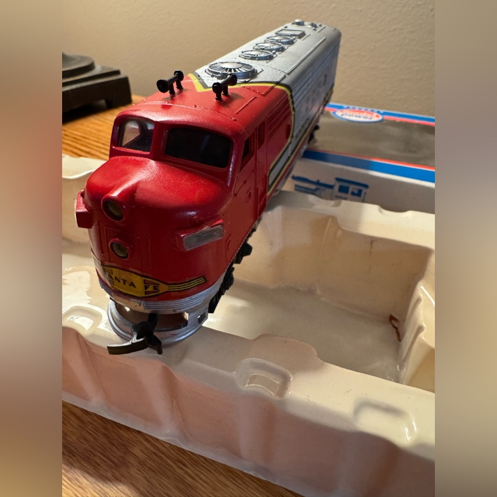 Model Power Santa Fe Toy Train Locomotive HO Scale Model Train In Box Display. - Picture 9 of 14
